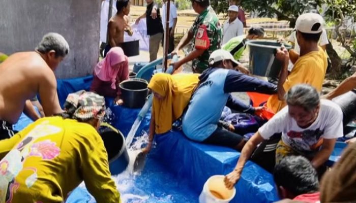 IJTI Bojonegoro Gandeng TNI dan BPBD Salurkan 21.000 Liter Air Bersih bagi Warga Terdampak Kekeringan