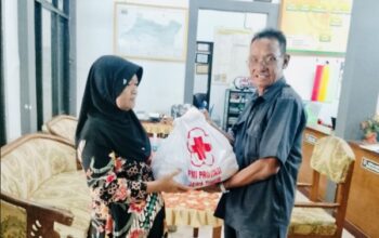 Peringati HUT ke-81, PMI Bojonegoro Salurkan 50 Paket Sembako di Tiga Desa