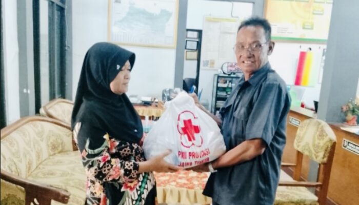 Peringati HUT ke-81, PMI Bojonegoro Salurkan 50 Paket Sembako di Tiga Desa