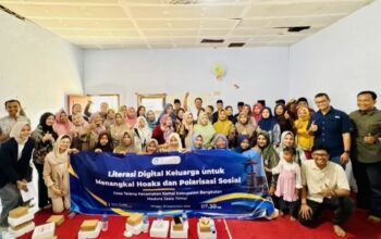 Prodi Ilmu Politik UNESA Gelar PKM Literasi Digital Keluarga di Bangkalan untuk Tangkal Hoaks