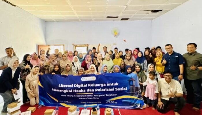 Prodi Ilmu Politik UNESA Gelar PKM Literasi Digital Keluarga di Bangkalan untuk Tangkal Hoaks