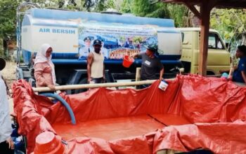 Peduli Kekeringan, Pegawai Dinsos Bojonegoro Swadaya Salurkan Air Bersih