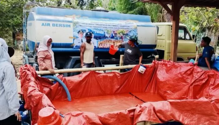 Peduli Kekeringan, Pegawai Dinsos Bojonegoro Swadaya Salurkan Air Bersih