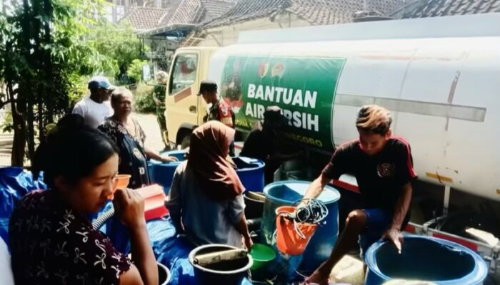 Kodim 0813 Pasok Air Bersih untuk Warga Kedungdowo Bojonegoro