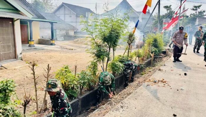 Yonif TP 885/Belibis Putih Bojonegoro Bersama Forkopimcam Bubulan Gelar Karya Bakti