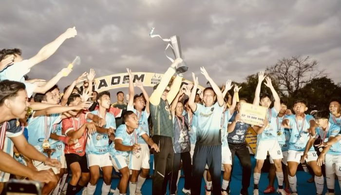 Bupati Bojonegoro Serahkan Trofi Juara Sepak Bola di Kedungadem