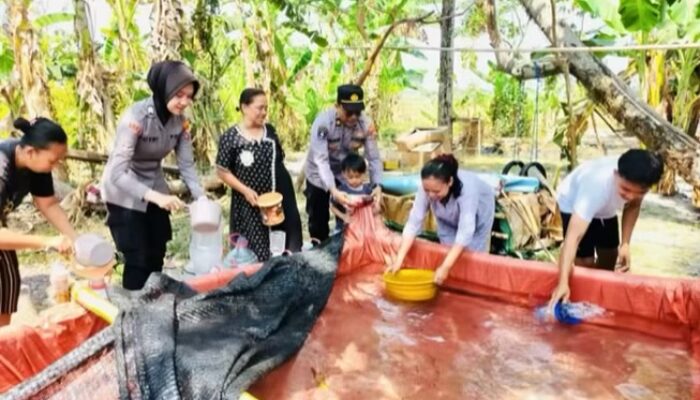 Polres Bojonegoro Pasok 35 Ribu Liter Air Bersih ke Desa Ngraseh