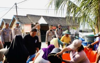 Bantu Warga Kekeringan, Polres Bojonegoro Kirim Air Bersih
