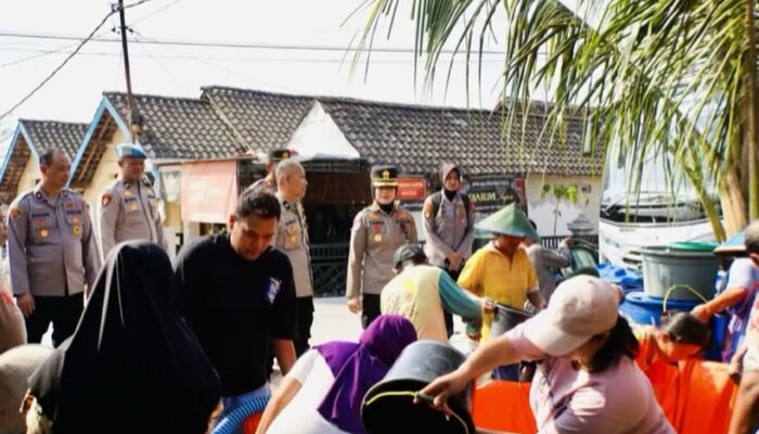 Bantu Warga Kekeringan, Polres Bojonegoro Kirim Air Bersih
