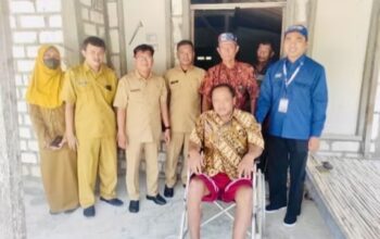 Penyandang Disabilitas Sebatang Kara di Bojonegoro Dapat Kursi Roda
