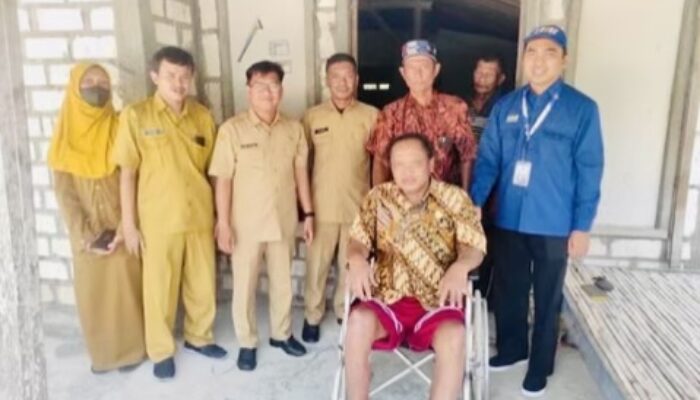 Penyandang Disabilitas Sebatang Kara di Bojonegoro Dapat Kursi Roda