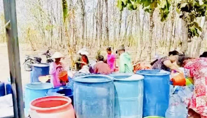 Brigif TP 33 dan SMPN 5 Bojonegoro Salurkan Air Bersih di Ngasem