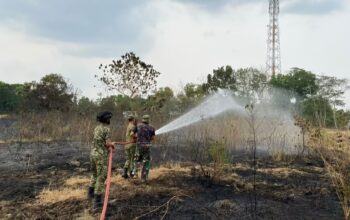 Personel Yonif TP 885 dan Tim Damkar Bojonegoro Gerak Cepat  Tangani Kebakaran di Desa Mojoranu