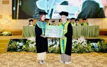 Wisuda dan Pelantikan STIKes Rajekwesi Bojonegoro: Alumni Berikan Kenang-Kenangan sebagai Wujud Apresiasi dan Ikatan Almamater