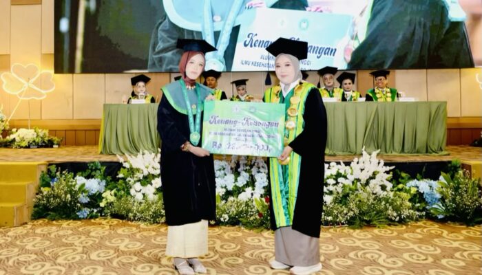 Wisuda dan Pelantikan STIKes Rajekwesi Bojonegoro: Alumni Berikan Kenang-Kenangan sebagai Wujud Apresiasi dan Ikatan Almamater