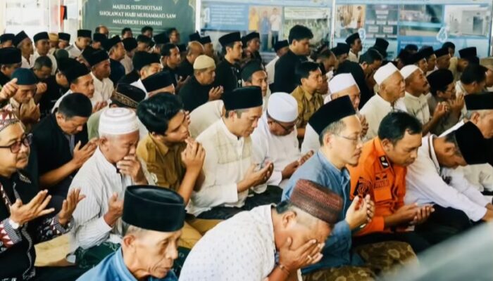 Sholat Istisqa di Bojonegoro, Warga dan Pemkab Doakan Turun Hujan