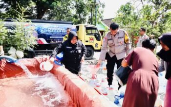 Polres Bojonegoro Salurkan 10 Ribu Liter Air Bersih untuk Warga Terdampak Kekeringan