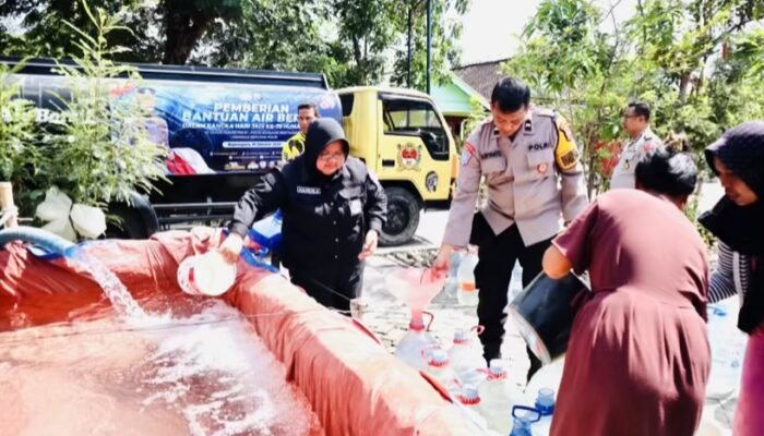 Polres Bojonegoro Salurkan 10 Ribu Liter Air Bersih untuk Warga Terdampak Kekeringan