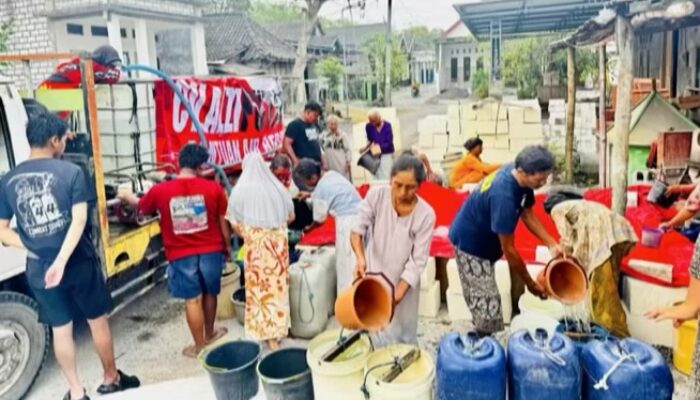 Aksi Nyata CV Alzi Putra Salurkan 35.000 Liter Air Bersih untuk Warga Desa Brangkal Bojonegoro